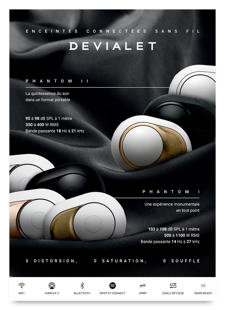 Aperçu du visuel numérique de l'affiche. Style : typographie blanche sur fond de textile ondulant soyeux noir, dans lesquelles les enceintes Devialet Phantom sont incrustées comme portées par les ondulations du tissu, par analogie avec des ondes sonores agréables. Le visuel se décompose en cinq sections empilées : en premier annonce du type de produit et de la marque, en second une brève description des enceintes Phantom II, en troisième une brève description des enceintes Phantom I, en quatrième trois promesses techniques de vente, puis en cinquième et dernière place les compatibilités d'interfaçages.